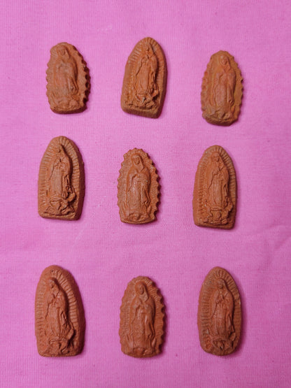 Virgencita de barro rojo