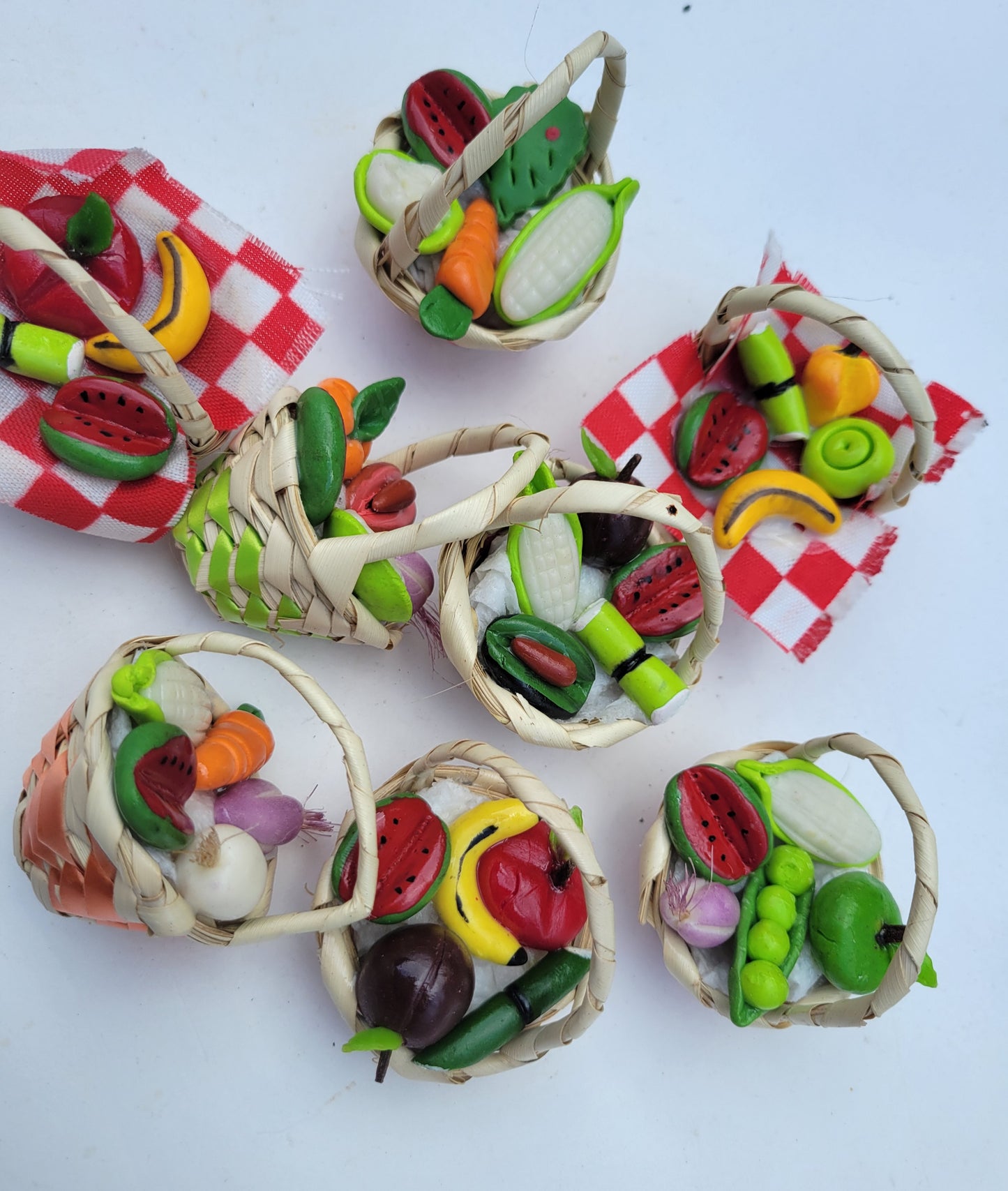Canasta con verduras y frutas