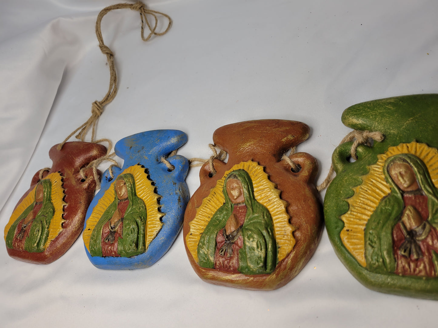 Virgen Colgante de barro