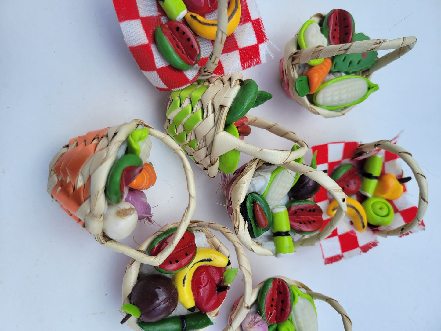 Canasta con verduras y frutas